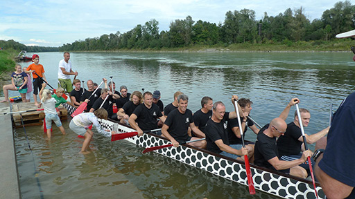 Foto der Siegermannschaft des Rosenheimer Drachenbootrennen im Boot